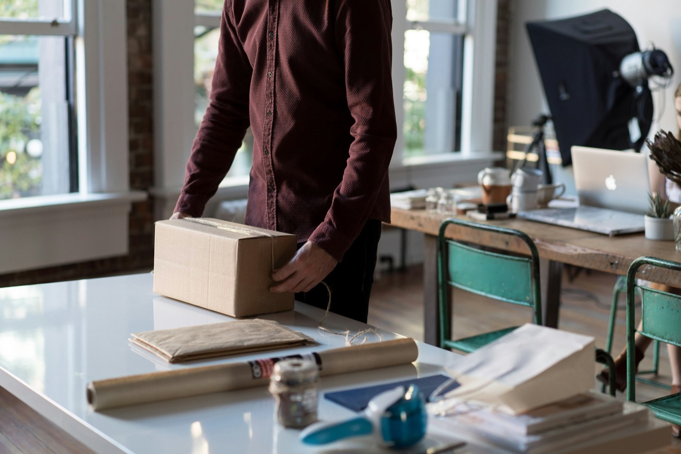 Vendedor preparando envíos y gestionando su tienda online con Administrado